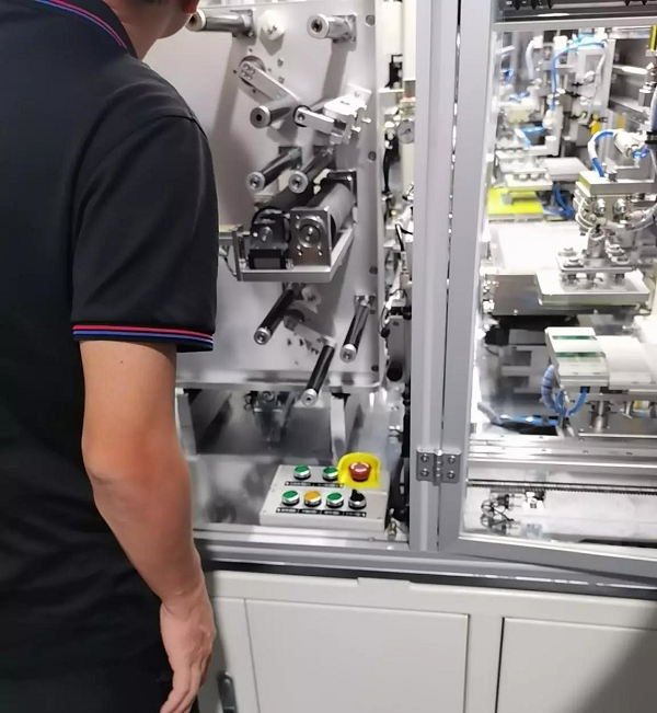 用于制片機(jī)和疊片機(jī)的伺服控制，提升電氣工程中IO精度的解決方案